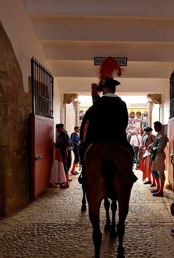 Diego Ventura acaricia la Puerta del Principe en la corrida del domingo