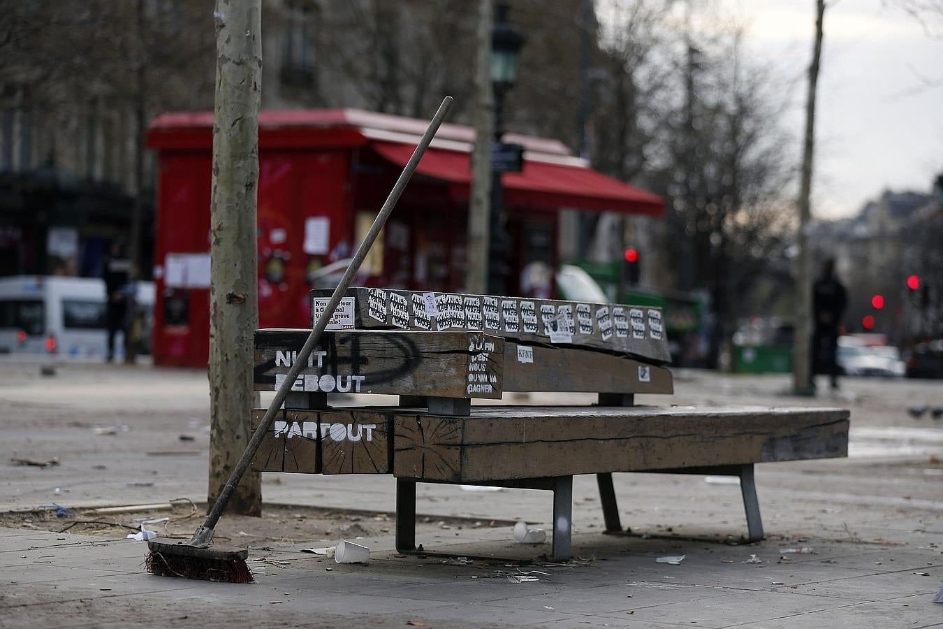 Restos del campamento de los «indignados» que ocupaban la plaza de la República forma pacífica, en París. 