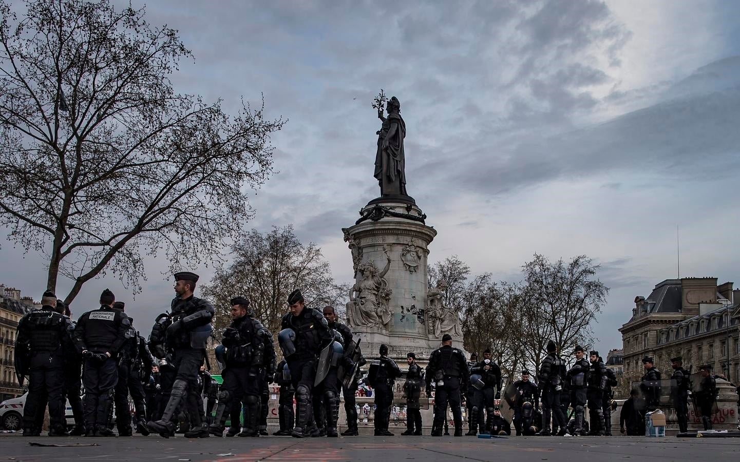 Los gendarmes vigilan la plaza de la República de París después de evacuar a los «indignados» que la ocupaban de forma pacífica. 