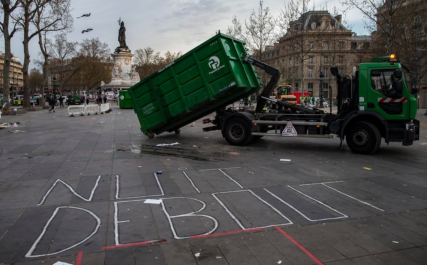 Empleados municipales limpian la Plaza de la República después de que la gendarmería gala evacuara a los «indignados» que ocupaban la plaza de forma pacífica, en París. 