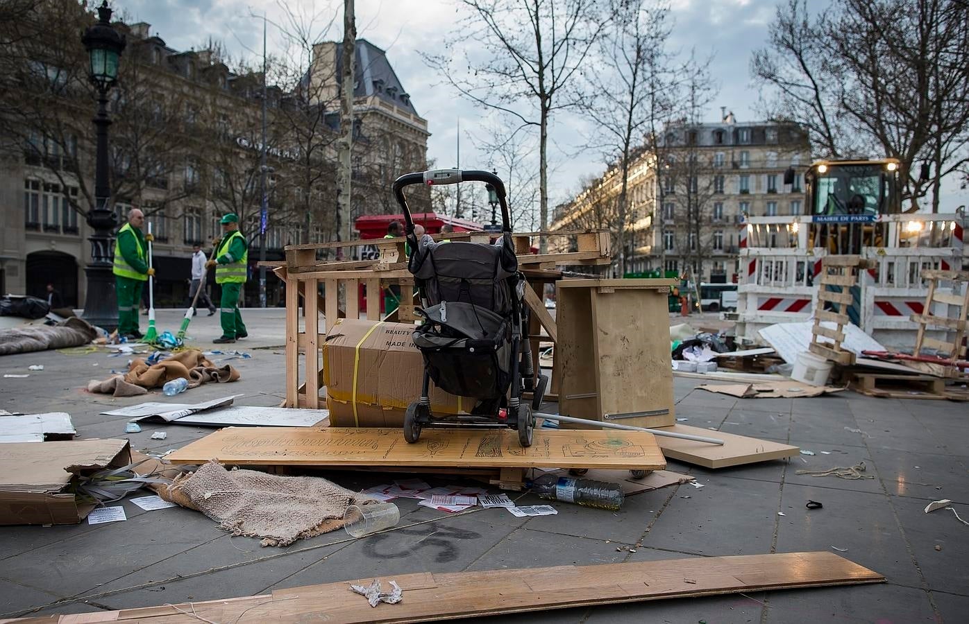 Empleados municipales limpian la Plaza de la República después de que la gendarmería gala evacuara a los «indignados» que ocupaban la plaza de forma pacífica, en París. 