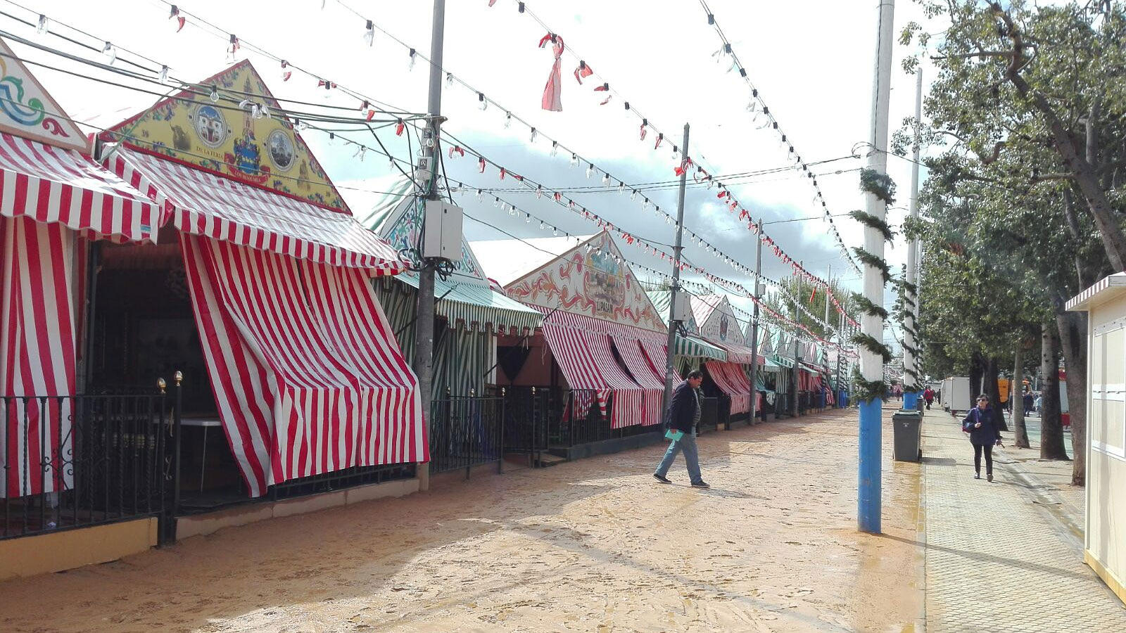 Así ha quedado el real de la Feria después del chaparrón de esta mañana