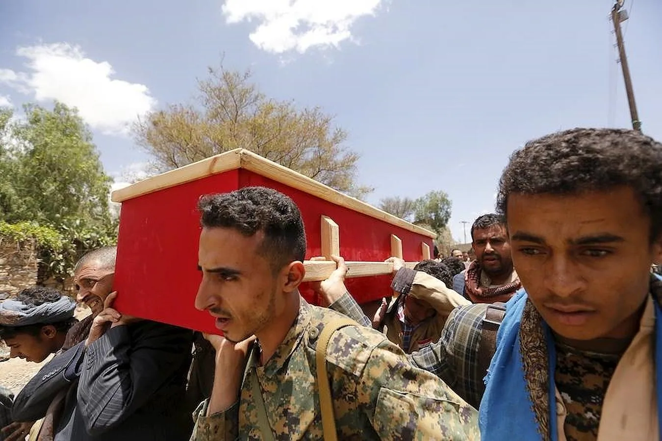 Un grupo de luchadores hutíes trasladan el cadáver de un compañero fallecido en la guerra de Yemen