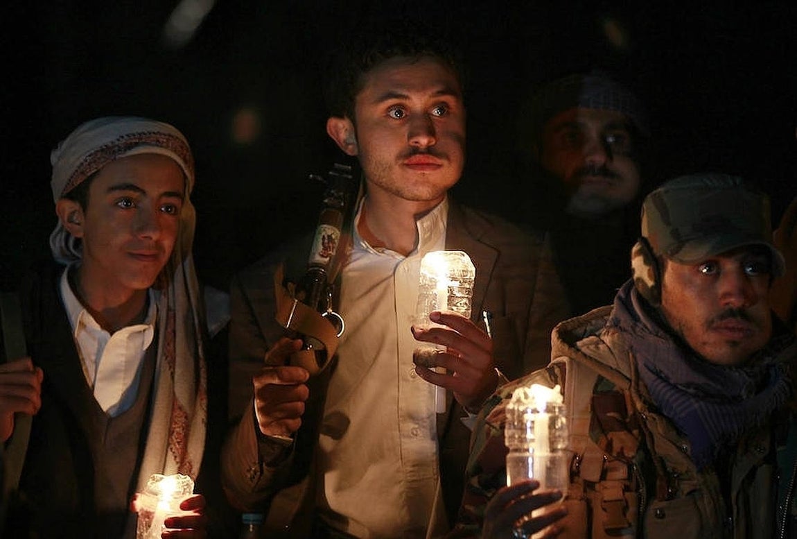 Partidarios hutíes sujetan velas en una vigilia que llama por el final de la guerra en Yemen. 