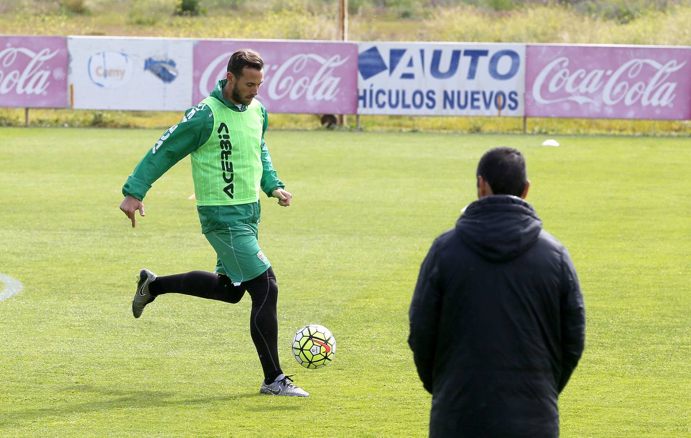 Agua y frío en la Ciudad Deportiva. Oltra ha vuelto a dirigir el entrenamiento del Córdoba CF, después de un inicio de semana en el que se dudó de su continuidad