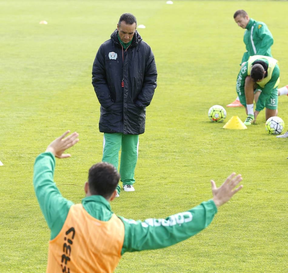 Agua y frío en la Ciudad Deportiva. Oltra ha vuelto a dirigir el entrenamiento del Córdoba CF, después de un inicio de semana en el que se dudó de su continuidad