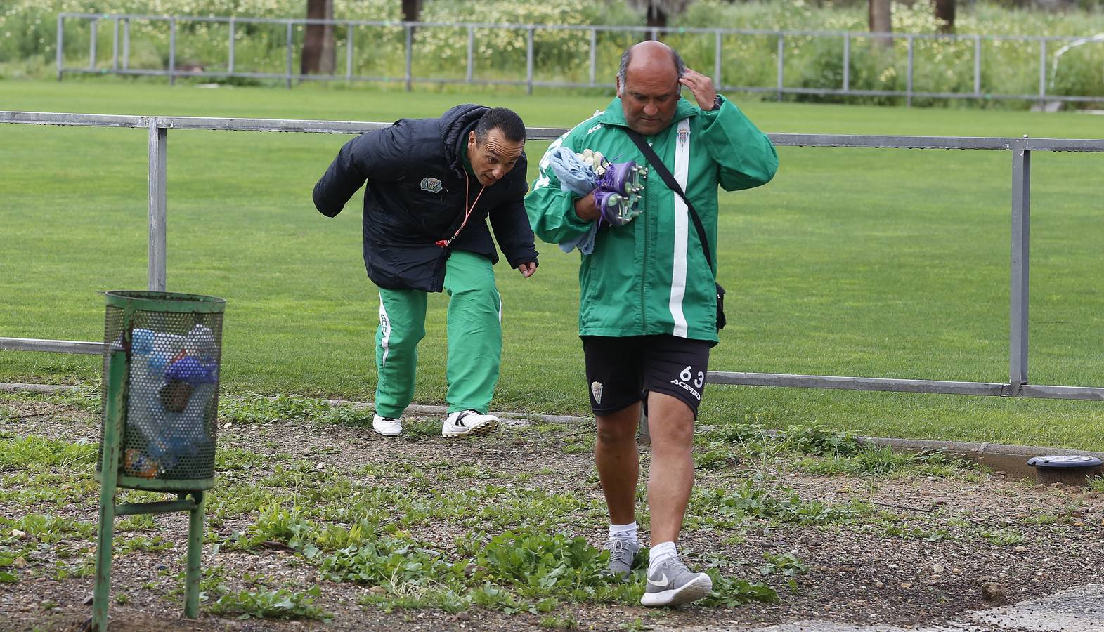 Agua y frío en la Ciudad Deportiva. Oltra ha vuelto a dirigir el entrenamiento del Córdoba CF, después de un inicio de semana en el que se dudó de su continuidad