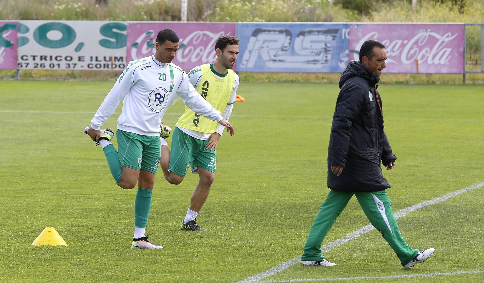 Agua y frío en la Ciudad Deportiva. Oltra ha vuelto a dirigir el entrenamiento del Córdoba CF, después de un inicio de semana en el que se dudó de su continuidad