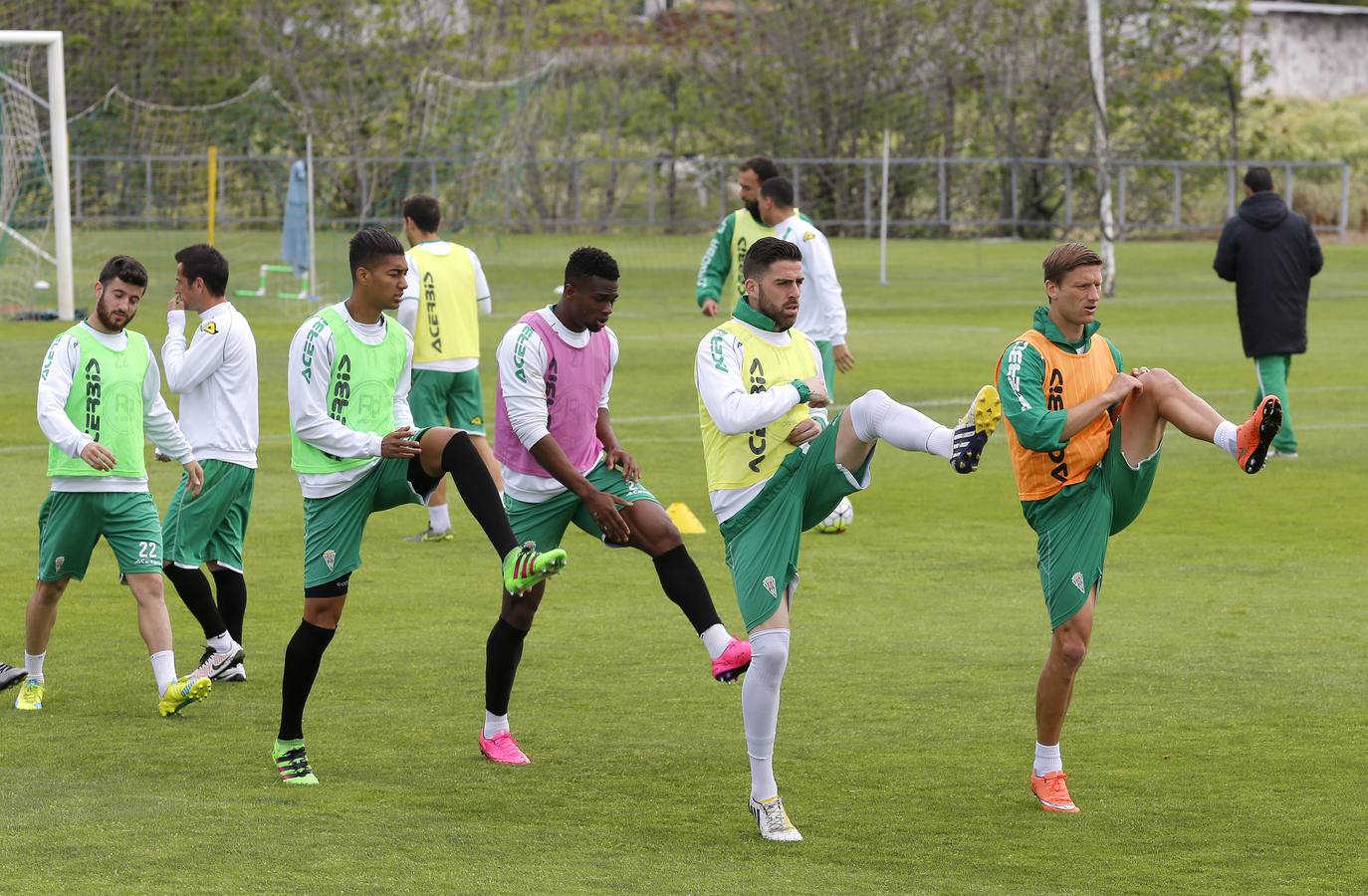 Agua y frío en la Ciudad Deportiva. Oltra ha vuelto a dirigir el entrenamiento del Córdoba CF, después de un inicio de semana en el que se dudó de su continuidad