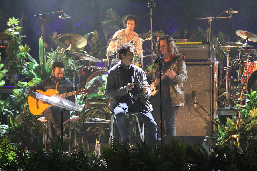 3. Manolo García interpreta un tema durante el ensayo