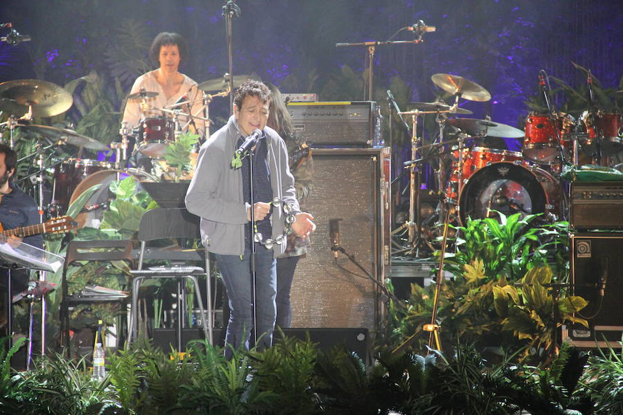 4. Manolo García interpreta un tema durante el ensayo