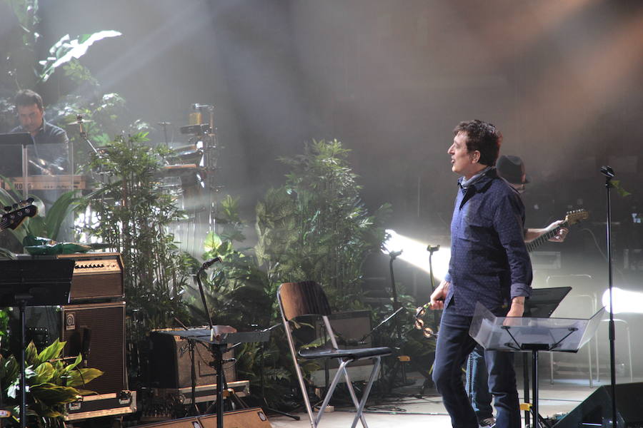 11. Manolo García bromea con el batería estadounidense Zachary Alford