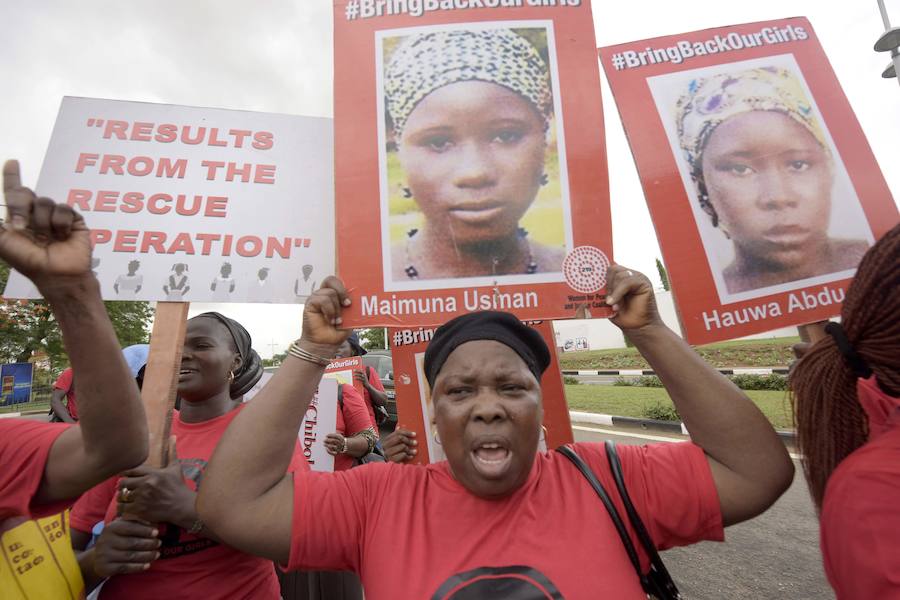 Miembros del movimiento «Bring Back Our Girls» (devolvednos a nuestras niñas) reclaman la liberación de las escolares de Chibok (norte de Nigeria), secuestradas hace justo dos años, este jueves en Lagos. 