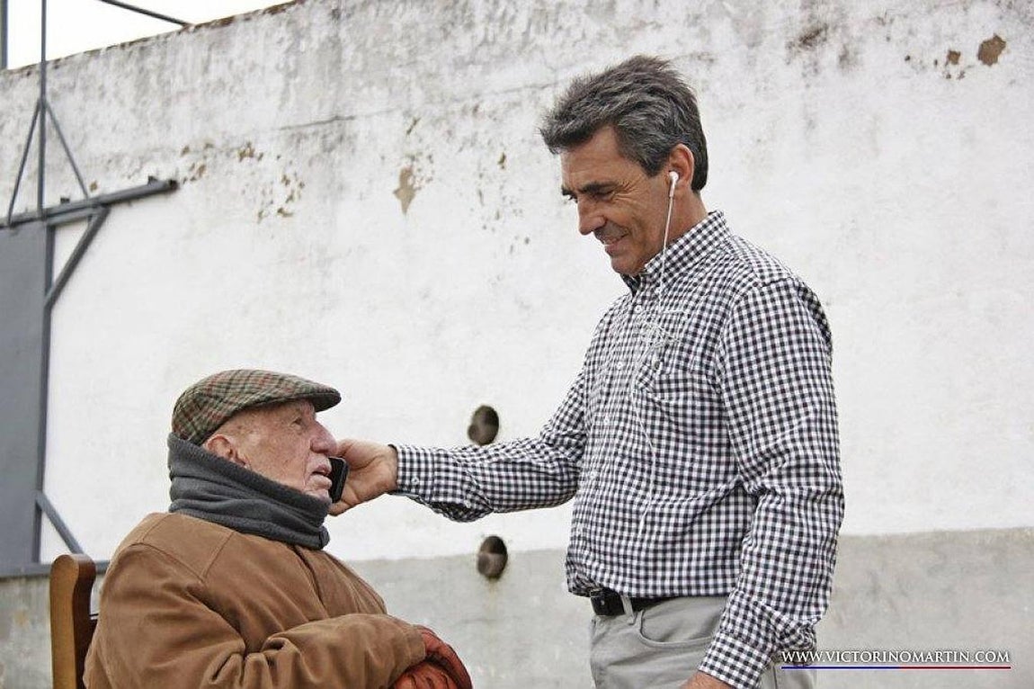 El teléfono echa chispas: felicitaciones a Victorino. 
