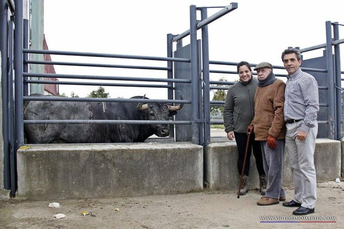 Tres generaciones: padre, hijo y nieta,  con «Cobradiezmos» en el cajón de curas. 
