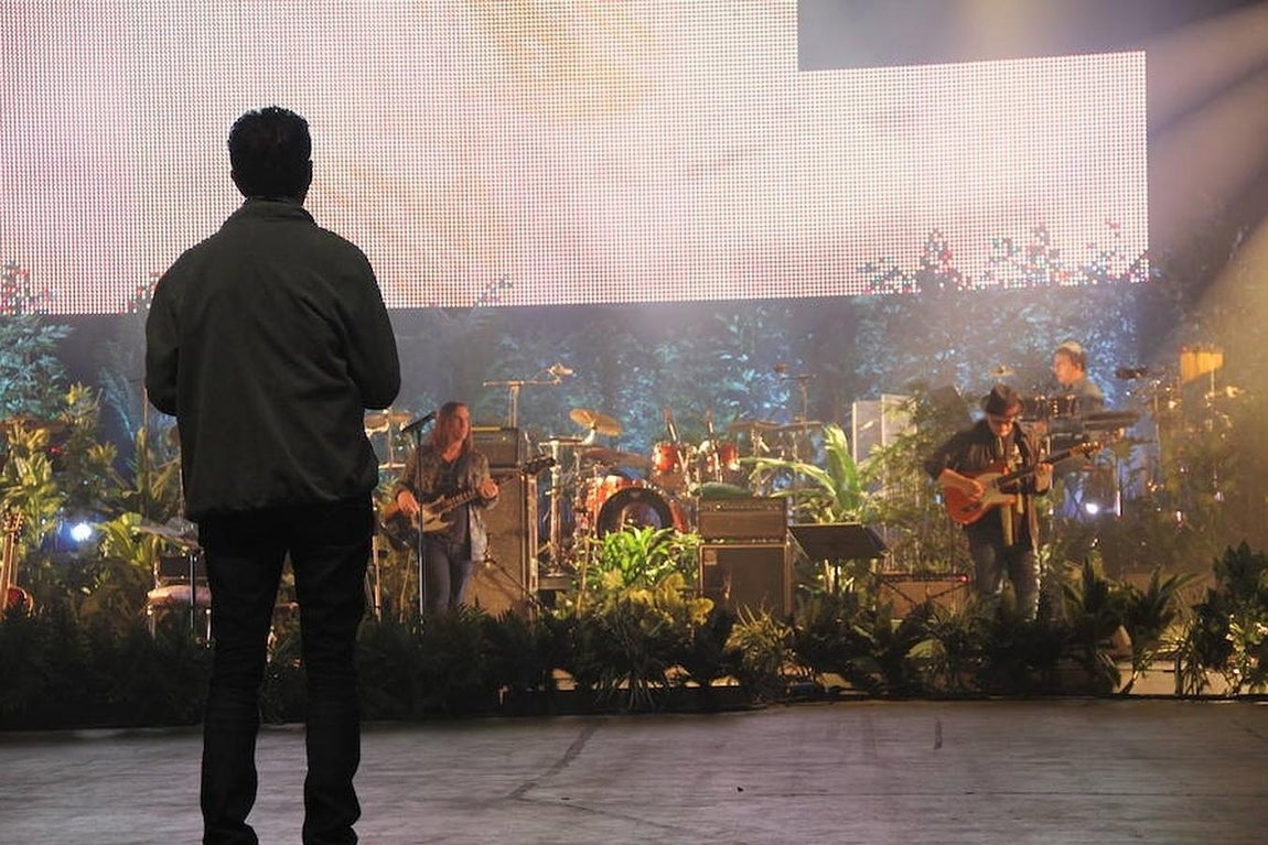 2. El músico observa desde la zona de los técnicos al resto de la banda