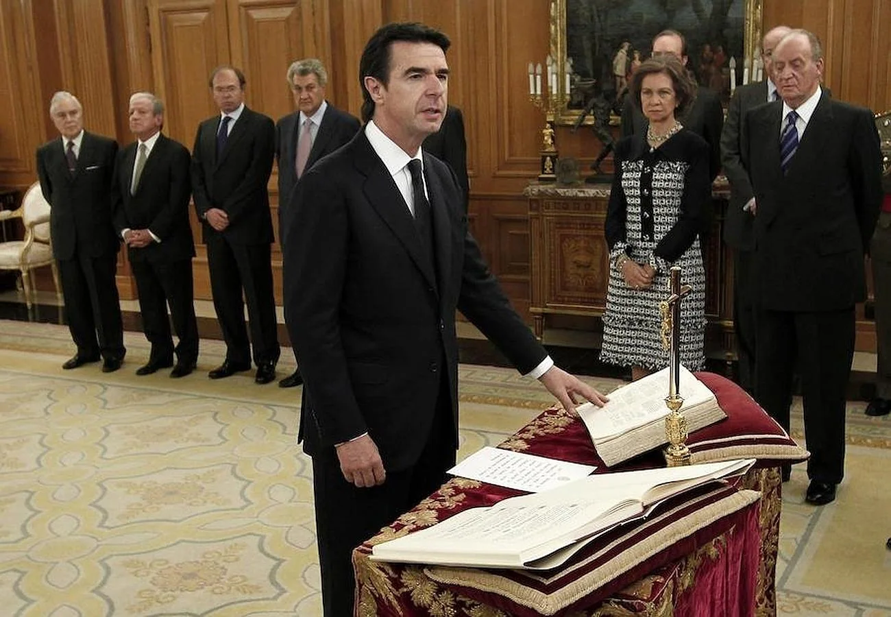 José Manuel Soria jura como ministro de Industria, Energía y Turismo en 2011, ante la mirada de Don Juan Carlos y Doña Sofía. 