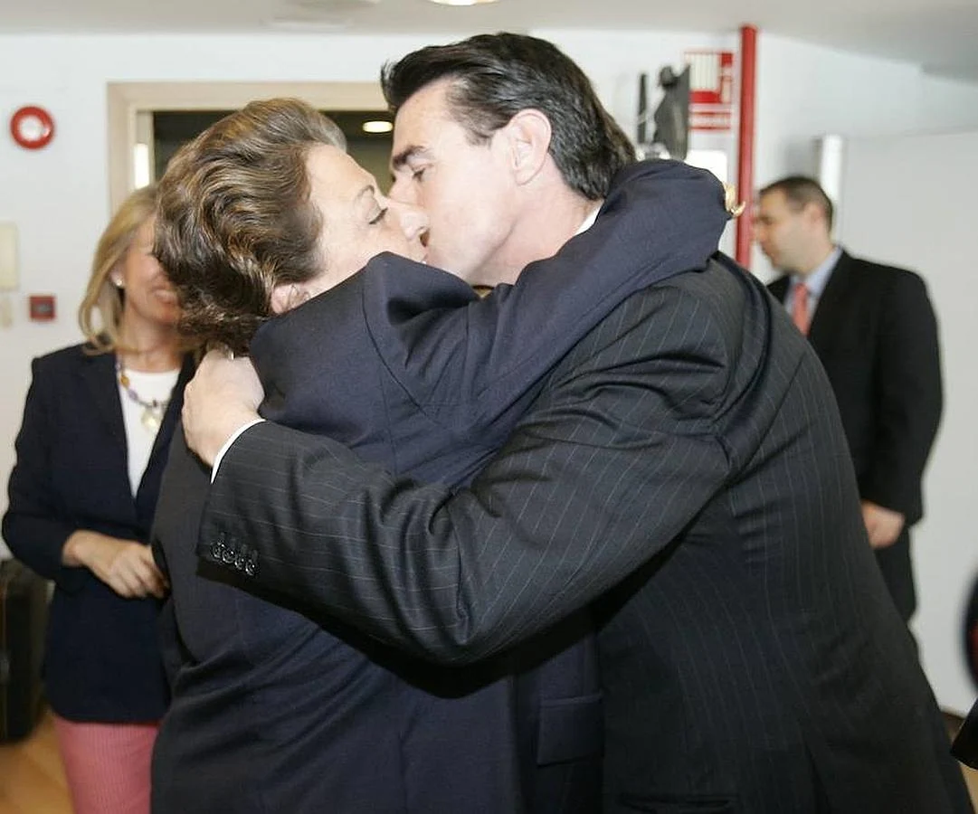 Rita Barberá y José Manuel Soria se abrazan en un acto de los populares en 2007