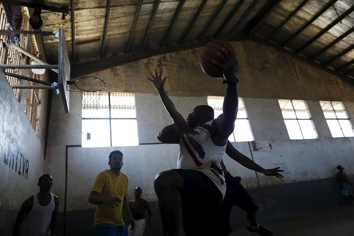 Presos de la prisión de «La Joya» juegan al baloncesto. 