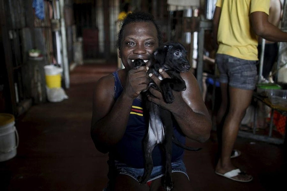 Un preso de la prisión de «La Joya» posa junto a su perro. 