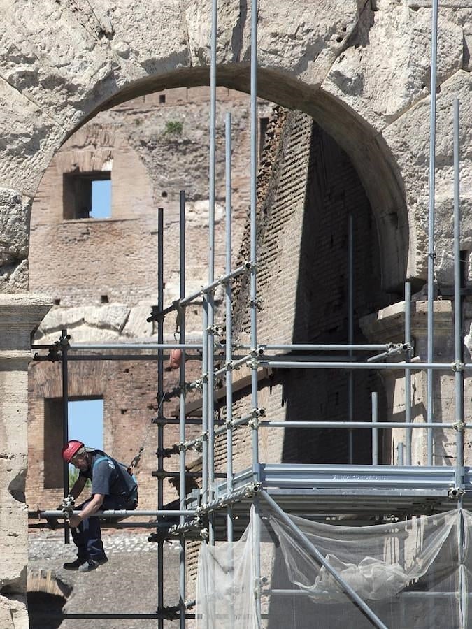 Los operarios han apurado las últimas tareas antes de dar por finalizado su trabajo. 