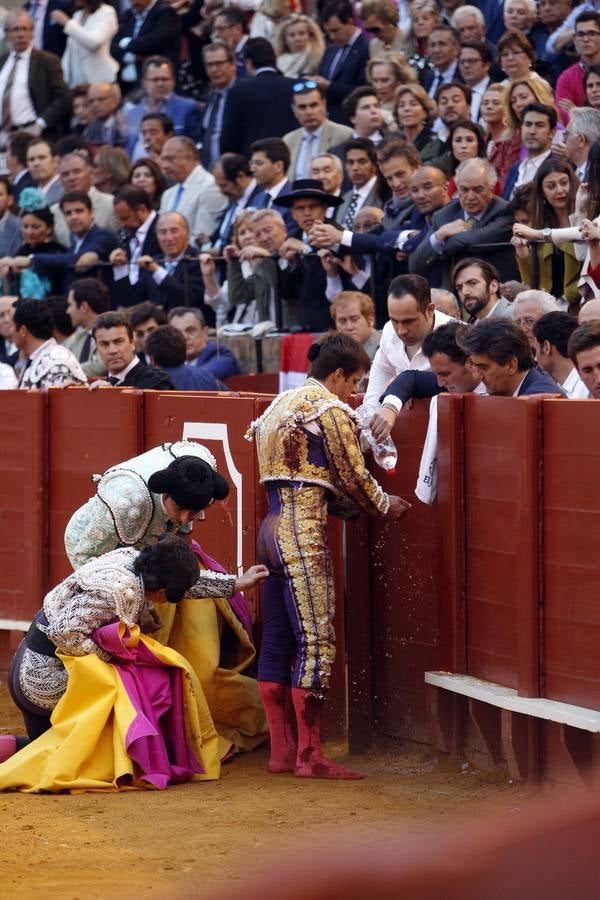 Las imágenes más impactantes de la tarde de Morante, El Juli y Roca Rey en Sevilla