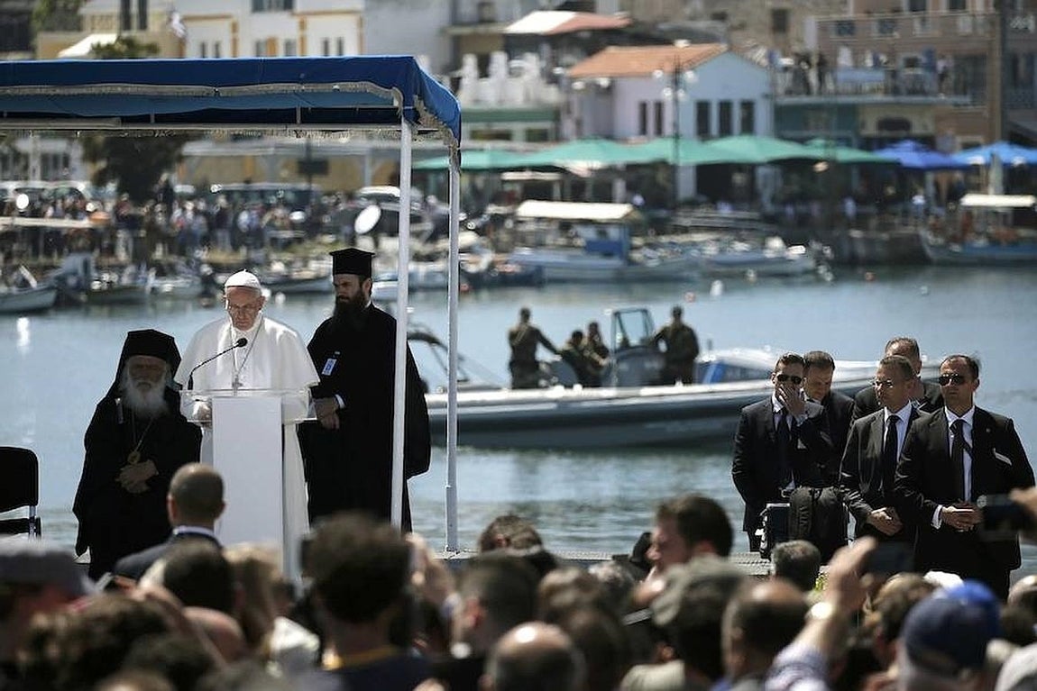 El Papa Francisco llega al campo de refugiados de Moria, en Lesbos (Grecia). 