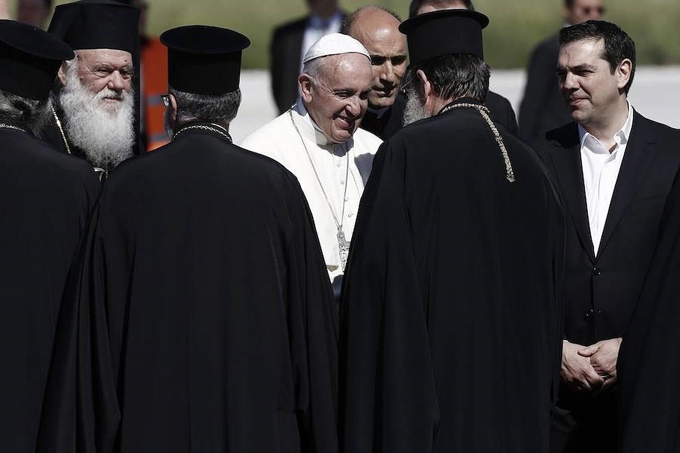 Francisco fue recibido por el primer ministro de Grecia, Alexis Tsipras, y el patriarca ecuménico Bartolomeo