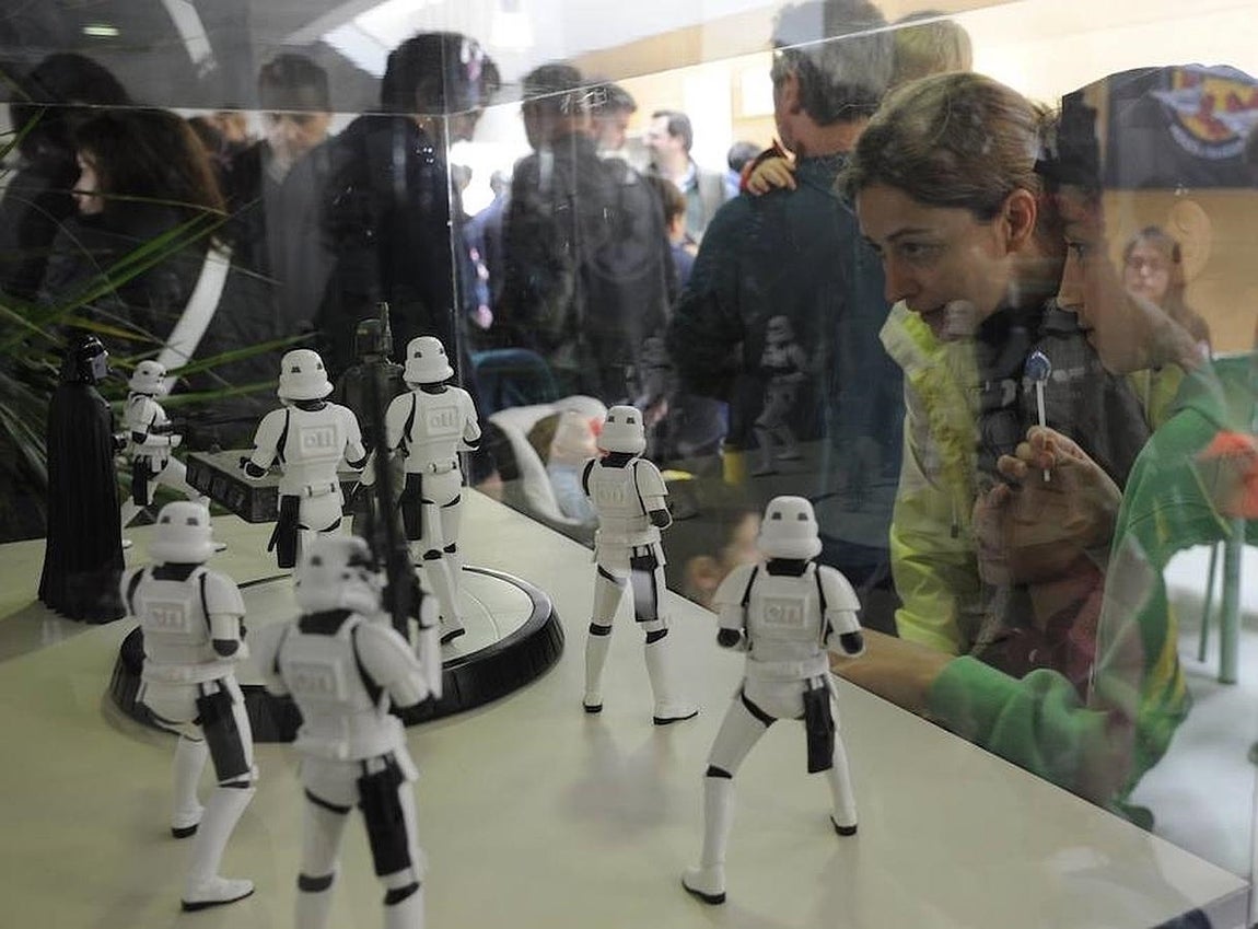 5.. Unos veinte miembros de las «tropas imperiales» han recibido a los visitantes