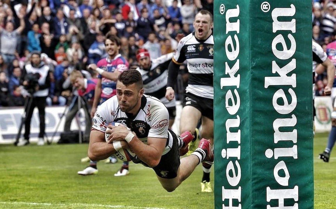 Los jugadores y técnicos de El Salvador celebrarán el título de Copa del Rey, que han logrado hoy tras ganar a su eterno rival, el VRAC Quesos Entrepinares. 