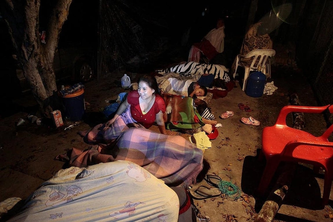 Efectivos de los equipos de rescate trabajan bajo los escombros de viviendas de Pedernales (Ecuador). 