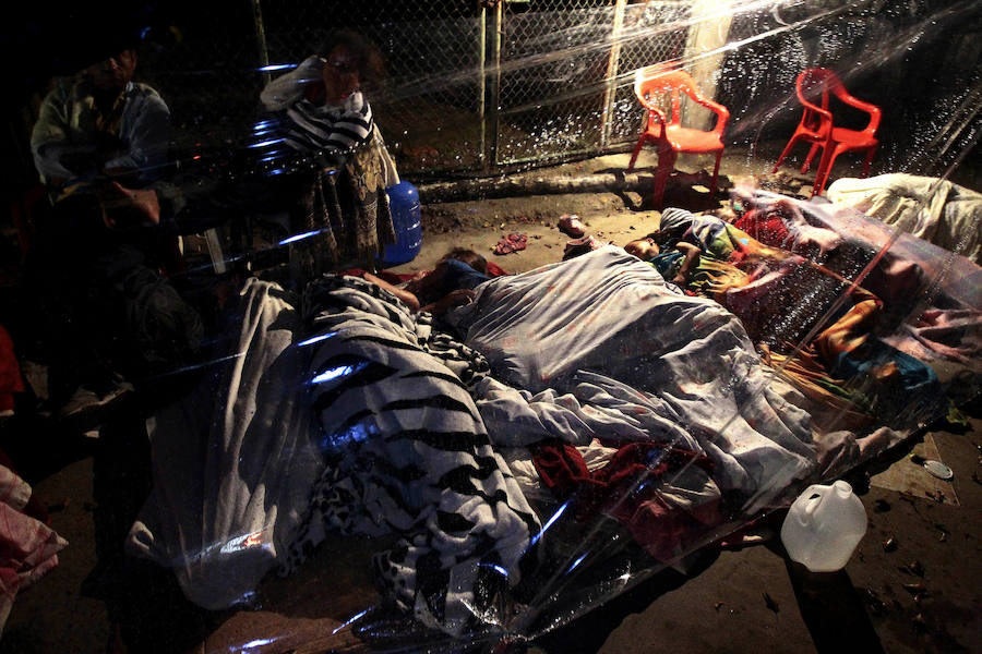 El Gobierno de Venezuela enviará en las próximas horas a Ecuador un avión con una veintena efectivos a bordo, así como alimentos y víveres para ayudar a socorrer a las víctimas del terremoto de 7,8 grados registrado en el país andino y que de momento se salda con 77 muertos y 588 heridos, según datos preliminares. 