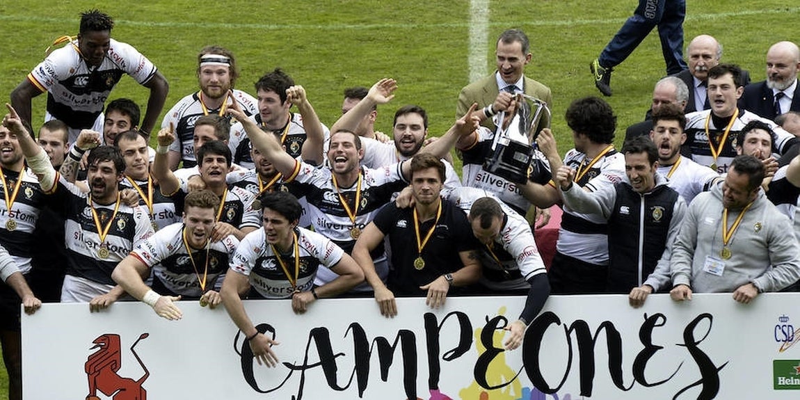 Los jugadores y técnicos de El Salvador celebrarán el título de Copa del Rey, que han logrado hoy tras ganar a su eterno rival, el VRAC Quesos Entrepinares. 