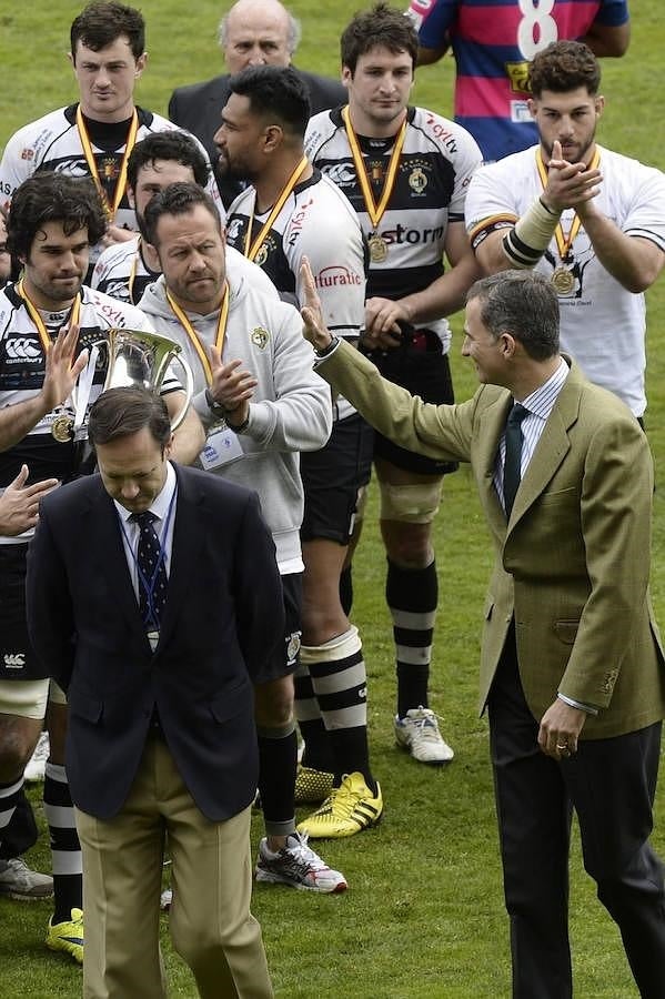 Los jugadores y técnicos de El Salvador celebrarán el título de Copa del Rey, que han logrado hoy tras ganar a su eterno rival, el VRAC Quesos Entrepinares. 