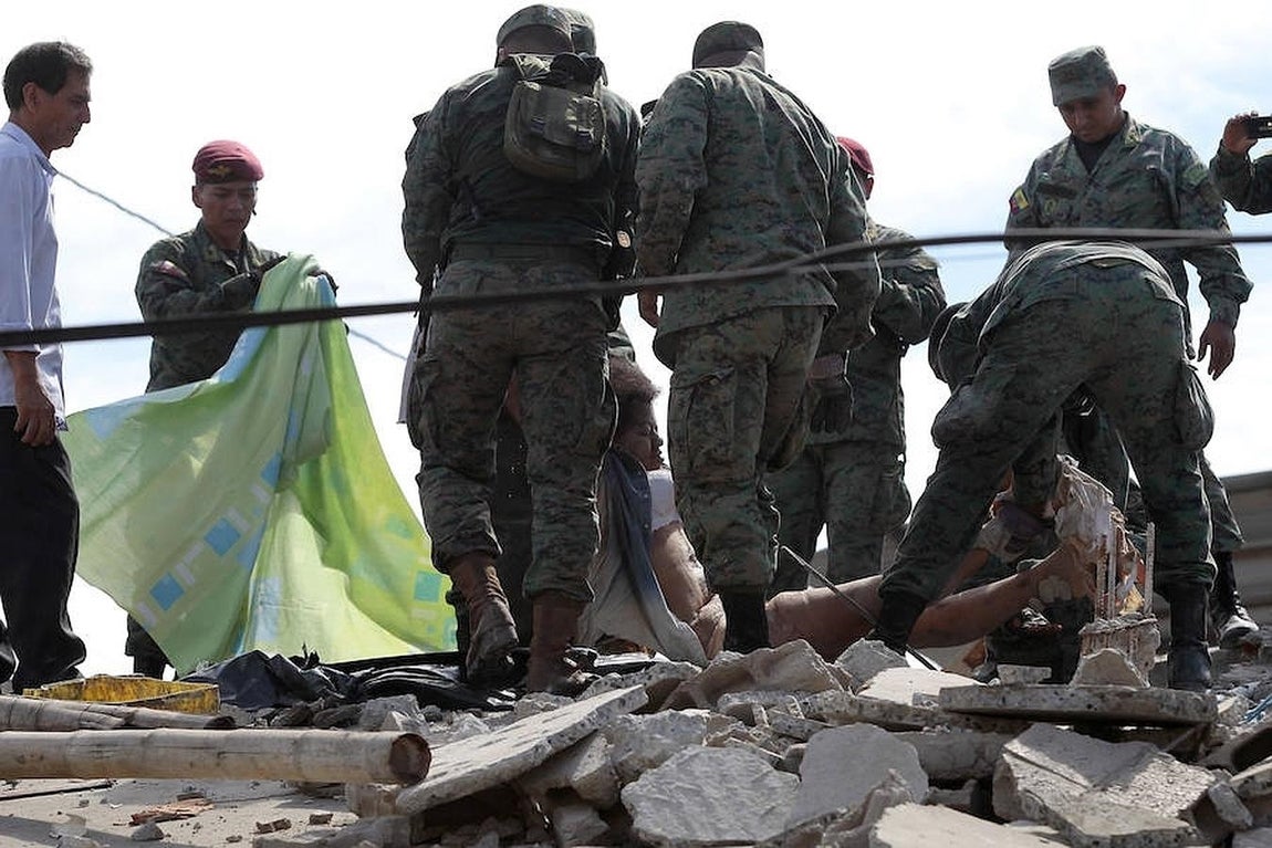 Autoridades y pobladores buscan sobrevivientes entre los escombros en la localidad de Pedernales (Ecuador),  después del terremoto de 7,8 grados en la escala de Richter registrado el sábado en la costa norte de Ecuador. 