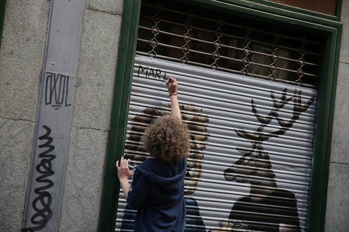 13.. Entre los más de 800 candidatos que se han postulado, los 100 nombres nacionales e internacionales seleccionados para cubrir con sus dibujos las paredes pertenecen a ámbitos tan dispares como la ilustración, el diseño e, incluso, la pintura de estudio