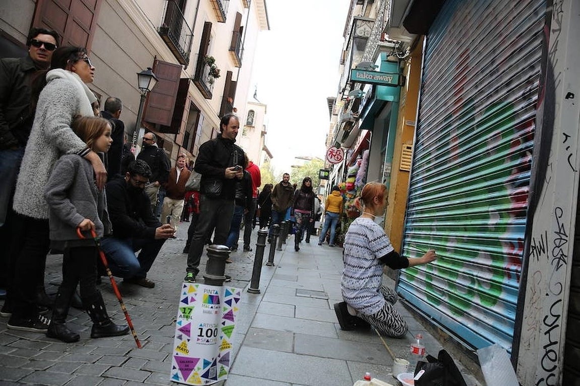 4.. Los cierres de comercios de míticas calles como Corredera Alta de San Pablo, San Vicente de Ferrer o la plaza del Dos de Mayo sirvieron de lienzo para que los cien artistas elegidos demuestren su talento