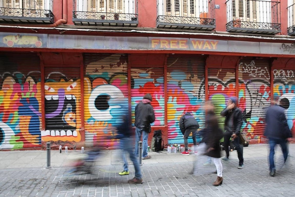 9.. En paralelo, para apoyar a los artistas más jóvenes, Mahou Cinco Estrellas hizo entrega de los Premios Jóvenes Talentos de Madrid, donde se elegirán las cinco mejores obras realizados por los artistas