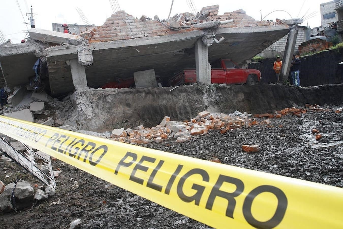 Vivienda afectada por el terremoto en el barrio Ciudad Futuro este domingo 17 de abril de 2016, al sur de Quito (Ecuador). 