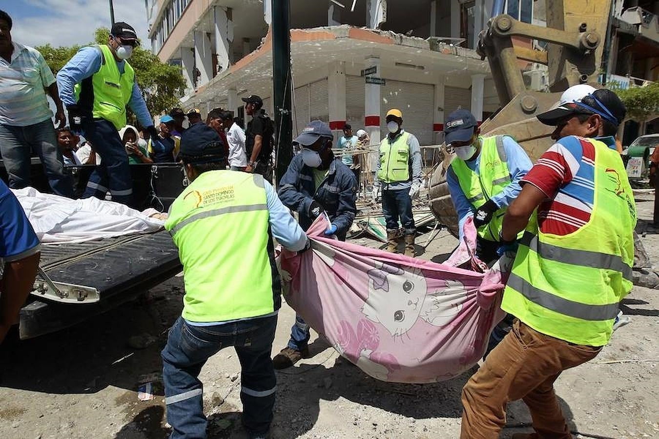 Organismos de socorro de Pedernales (Ecuador) ayudan a encontrar víctimas. 