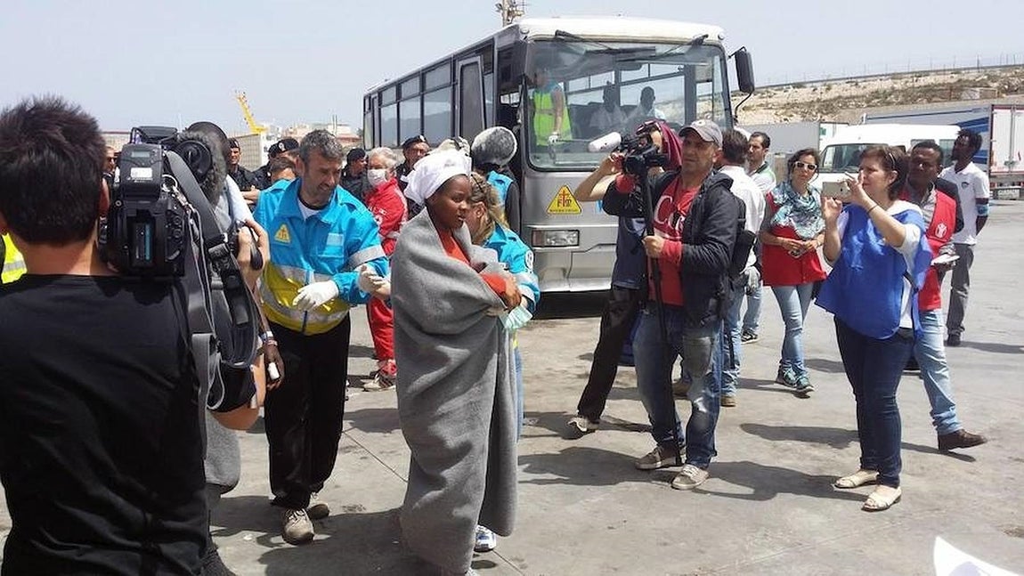 Algunos de los 108 inmigrantes rescatados en alta mar desembarcan en Lampedusa (Italia) hoy. 