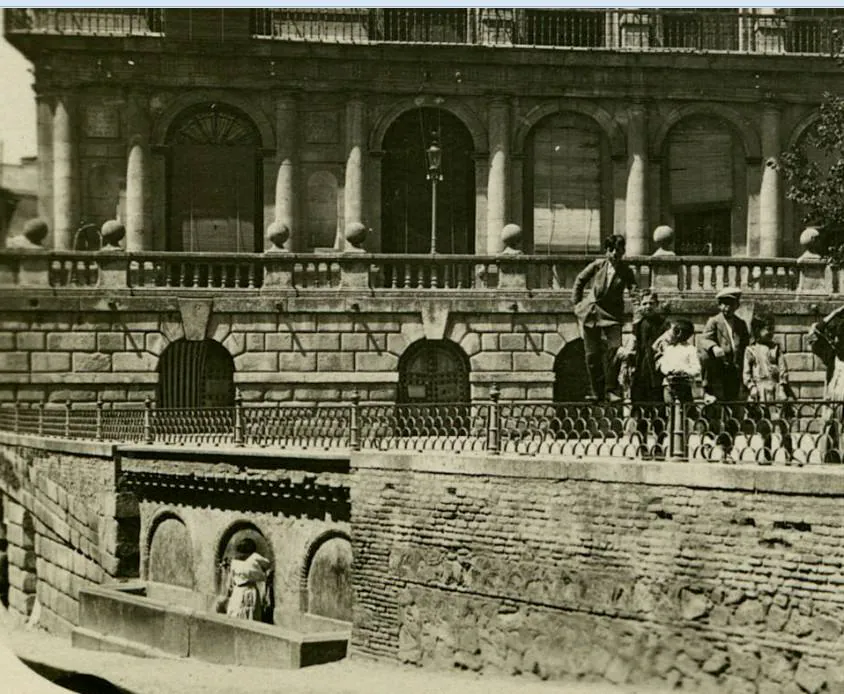 Detalle de la fuente y la verja superior en torno a 1920. Foto Archivo Municipal de Toledo. Fondo Luis Alba