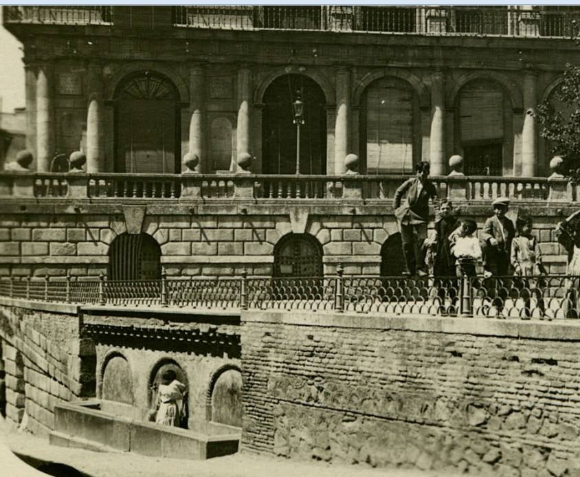 Detalle de la fuente y la verja superior en torno a 1920. Foto Archivo Municipal de Toledo. Fondo Luis Alba. 