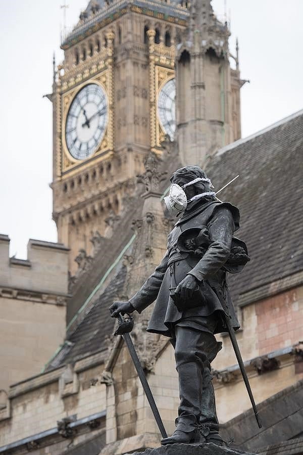Una máscara antigás tapa el rostro de la estatua de Oliver Cromwell. 