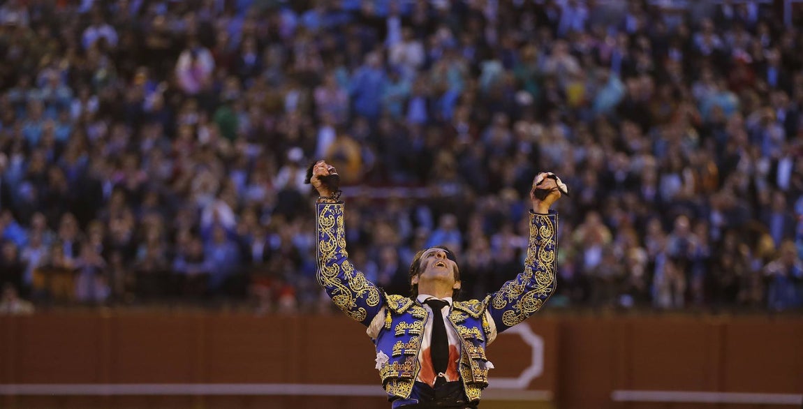 Las imágenes más llamativas de las corridas de la Feria de Abril (II)
