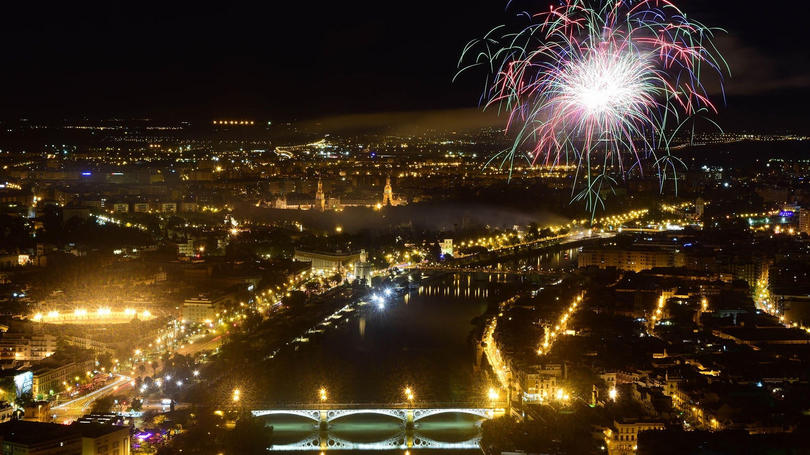 Los fuegos artificiales, desde el cielo y la tierra