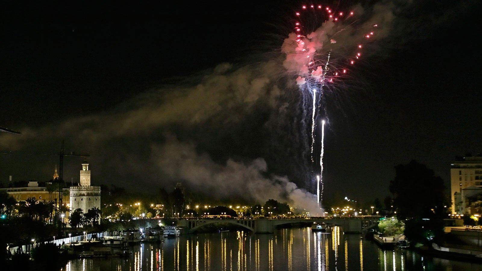 Los fuegos artificiales, desde el cielo y la tierra