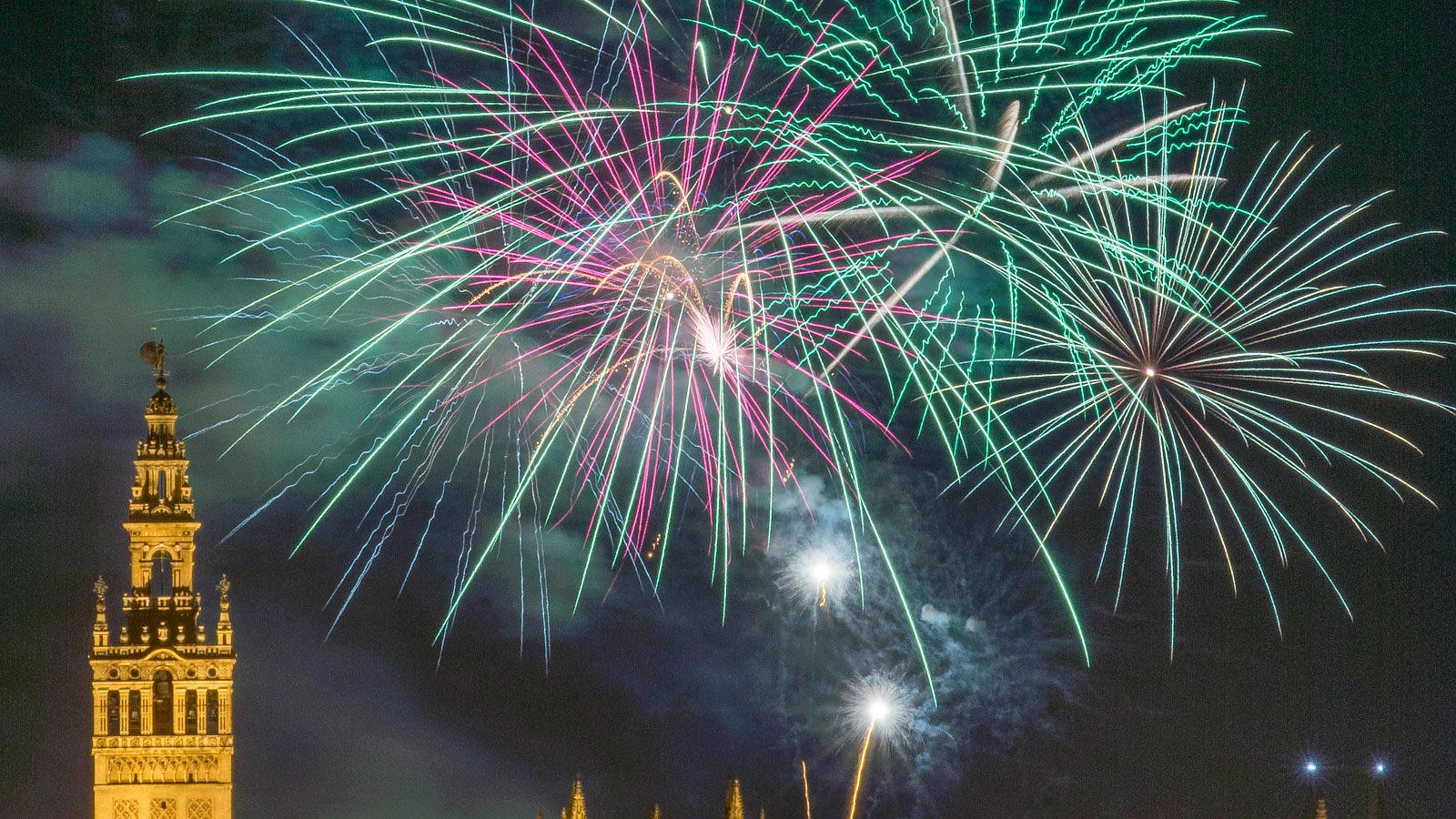 Los fuegos artificiales, desde el cielo y la tierra