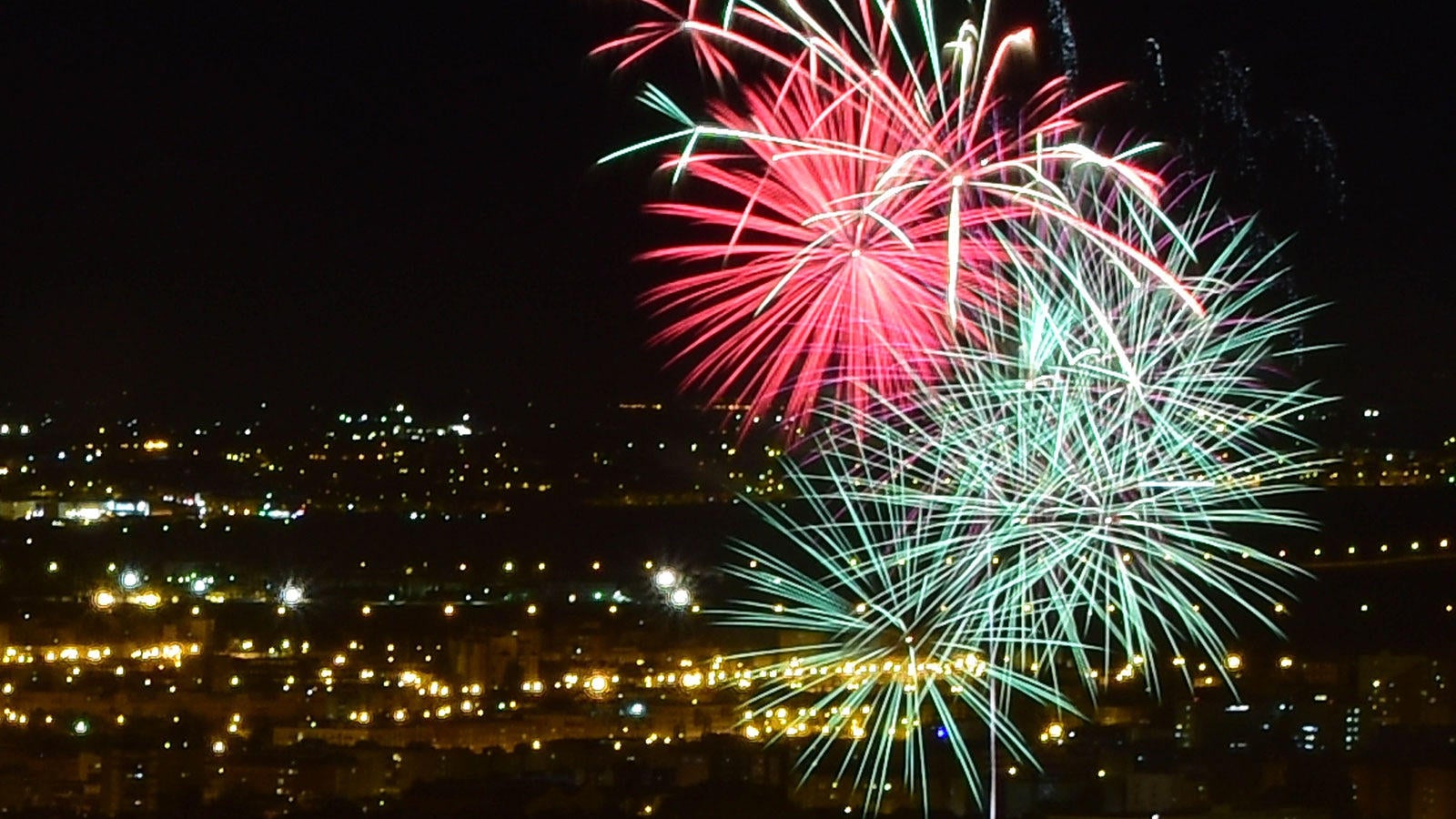 Los fuegos artificiales, desde el cielo y la tierra