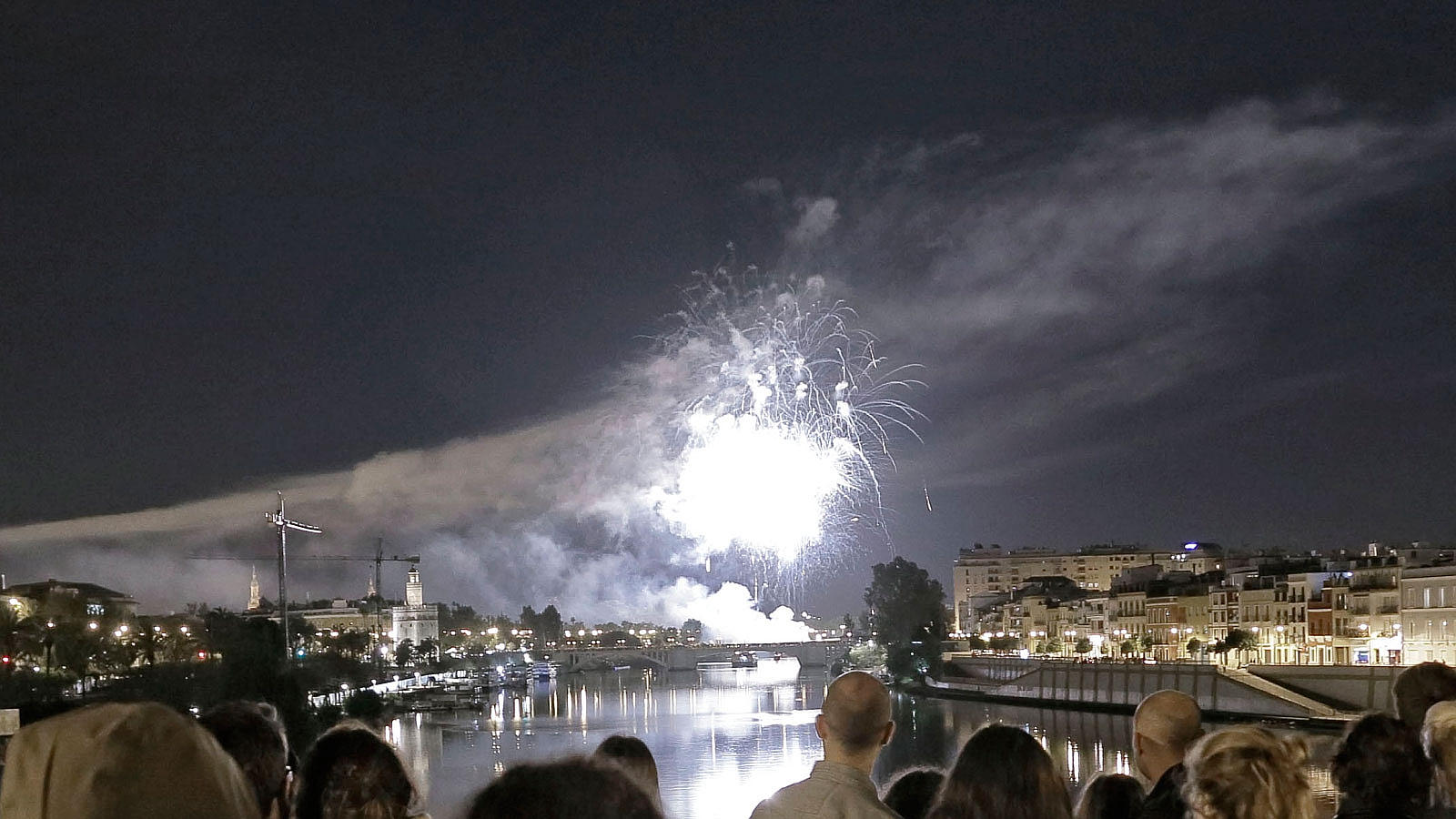 Los fuegos artificiales, desde el cielo y la tierra